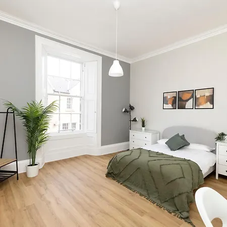 6-bedroom In The Heart Of West End Apartment *