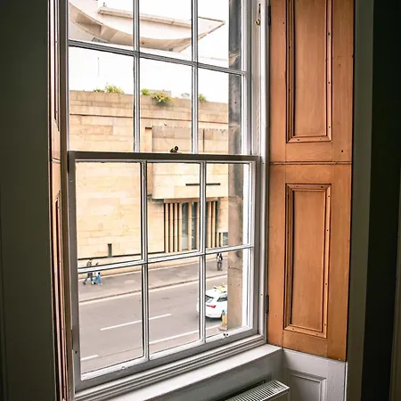 1 Bed Overlooking The Historic Greyfriars Church * Edinburgh