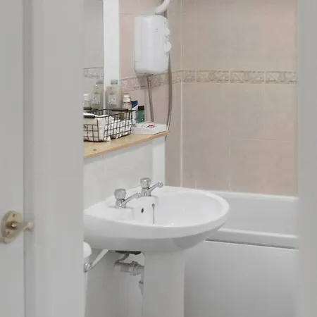 Apartment Saughton 2br Free Private Parking Near Tram Station *