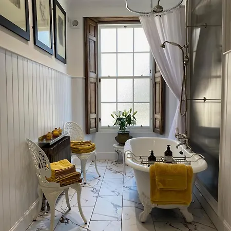 Elegant Main Door, 2 Floor Flat In Historic Leith