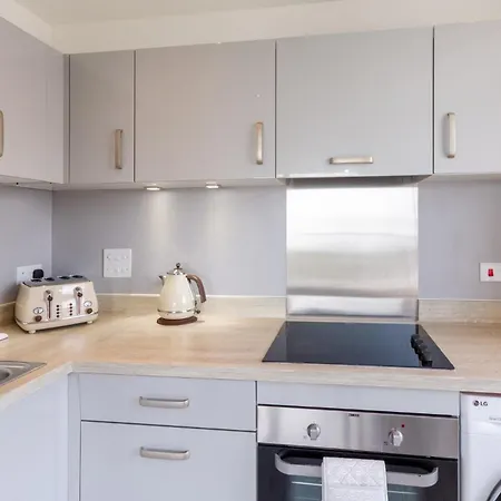 Lovely Sea View 2bdr Flat In Apartment *