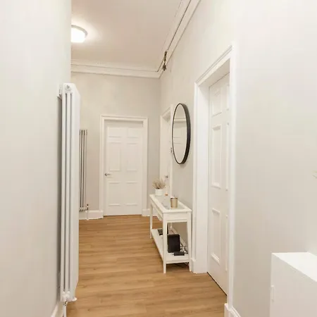 6-bedroom In The Heart Of West End Apartment