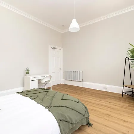 6-bedroom In The Heart Of West End *