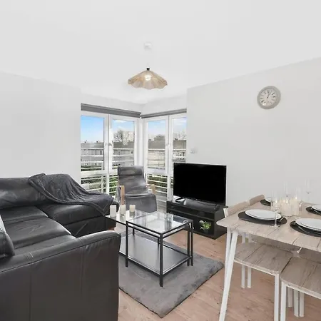 Saughton 2br Free Private Parking Near Tram Station Apartment