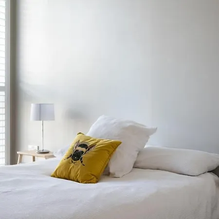 Modern 2 Bed In Edinburgh
