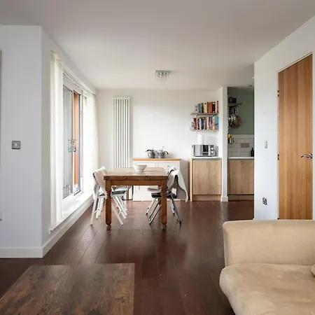Modern 2 Bed In * Edinburgh