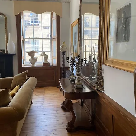 Elegant Main Door, 2 Floor Flat In Historic Leith Apartment