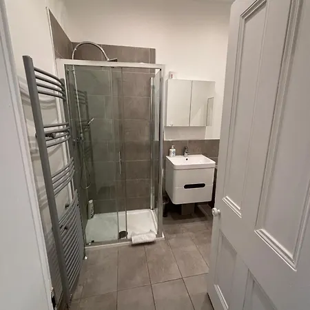 Large Duplex Flat In Leith On Leith Walk *