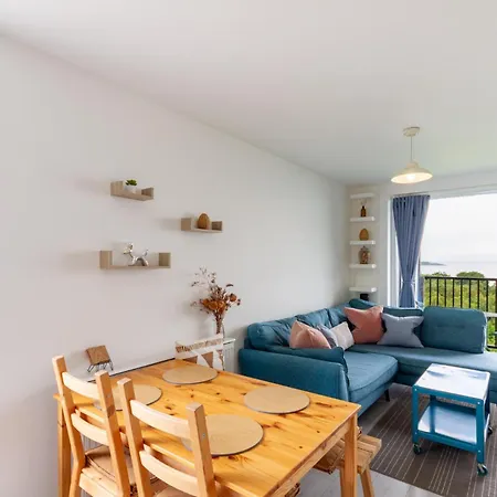Lovely Sea View 2bdr Flat In Apartment *