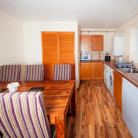 Warm Arthurs Seat View 4 Bdrm Apartment Edinburgh