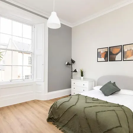 Apartamento 6-bedroom In The Heart Of West End Edimburgo