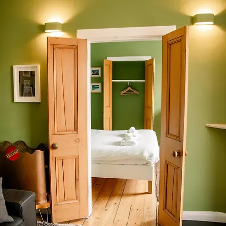 1 Bed Overlooking The Historic Greyfriars Church * Edinburgh