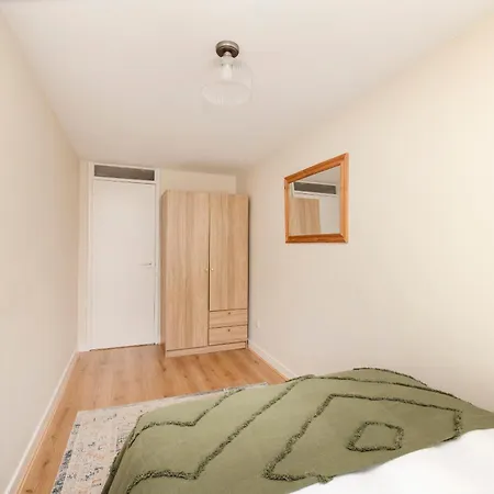 Stylish 2-bedroom In Stockbridge Apartment