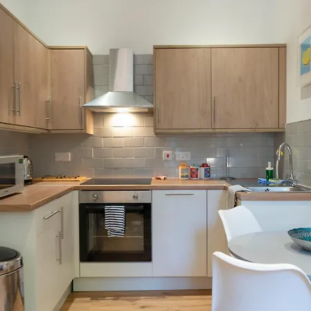 Modern 2 Bedroom Flat In Bonnington Sleeps 6 Edinburg