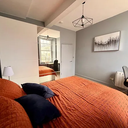 Old Town - Superfast Wifi - 3br Sleeps 7 Apartment