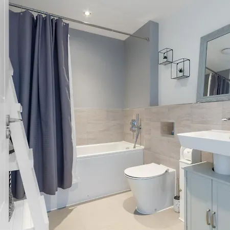 Lovely Sea View 2bdr Flat In Apartment *