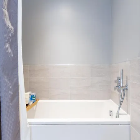 Lovely Sea View 2bdr Flat In Edinburgh