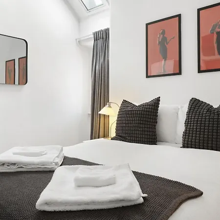 Modern Premium Penthouse Ramsay Gardens Apartment Edinburgh