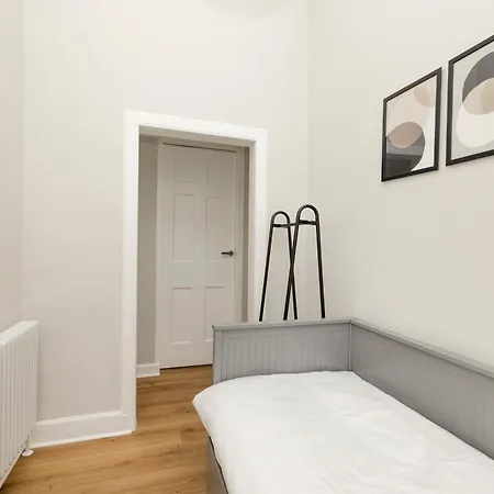6-bedroom In The Heart Of West End Apartment