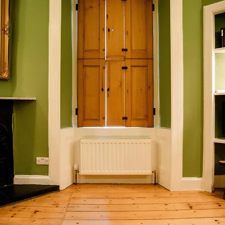 1 Bed Overlooking The Historic Greyfriars Church Apartment