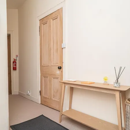 Cosy 2 Bed In - Pass The Keys Apartment *