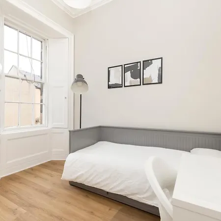 Apartamento 6-bedroom In The Heart Of West End *