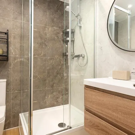 Apartment 6-bedroom In The Heart Of West End