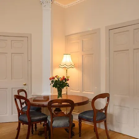 Beautiful 2-bedroom New-town Lägenhet