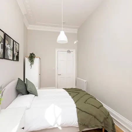 6-bedroom In The Heart Of West End Apartment