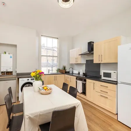 6-bedroom In The Heart Of West End Apartment
