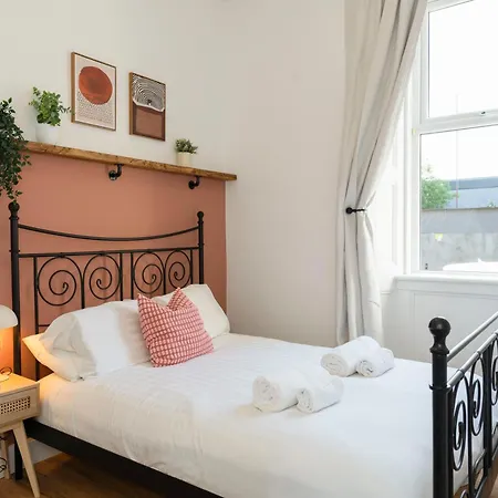 Modern 2 Bedroom Flat In Bonnington Sleeps 6 Edinburg
