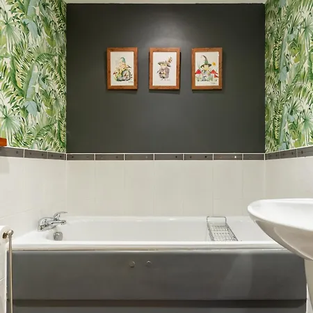 Leafy Leith 2bdr Retreat With A Private Balcony