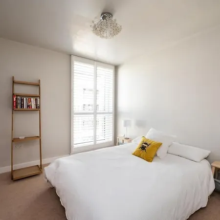Modern 2 Bed In Apartment *