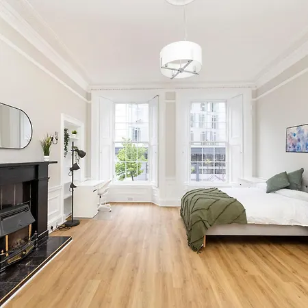 6-bedroom In The Heart Of West End Apartment *