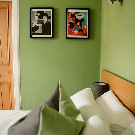 1 Bed Overlooking The Historic Greyfriars Church * Edinburgh