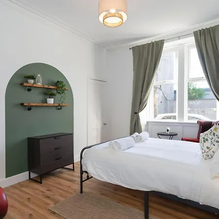 Modern 2 Bedroom Flat In Bonnington Sleeps 6 Lägenhet