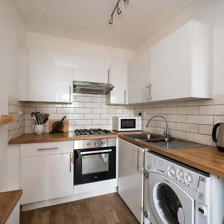 Sunny Flat In Leith With The View Of Arthur's Seat *