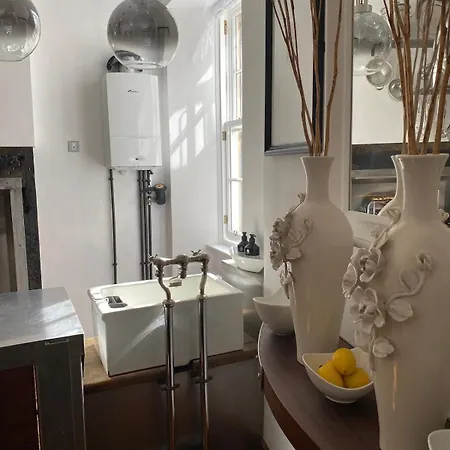 Elegant Main Door, 2 Floor Flat In Historic Leith * Edinburgh