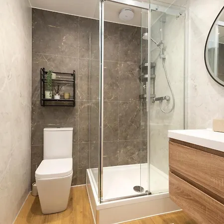 6-bedroom In The Heart Of West End