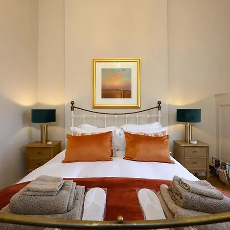 Beautiful 2-bedroom New-town