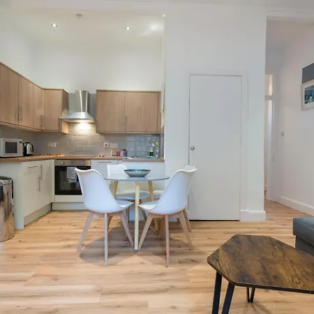 Modern 2 Bedroom Flat In Bonnington Sleeps 6