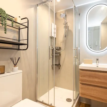 6-bedroom In The Heart Of West End