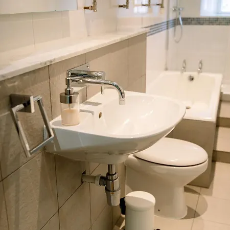 1 Bed Overlooking The Historic Greyfriars Church Apartment