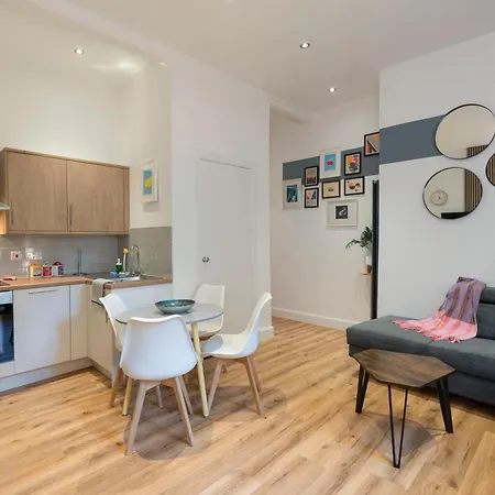 Modern 2 Bedroom Flat In Bonnington Sleeps 6 *