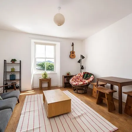 Sunny Flat In Leith With The View Of Arthur's Seat *
