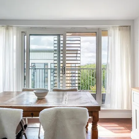 Modern 2 Bed In Apartment Edinburgh