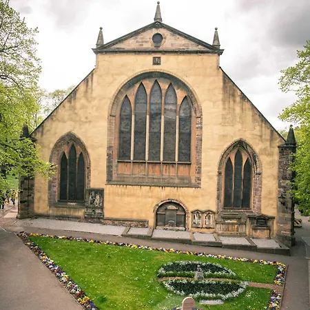 1 Bed Overlooking The Historic Greyfriars Church * Edinburgh
