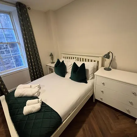 Luxury 2 Bedroom On Famous Royal Mile Apartment