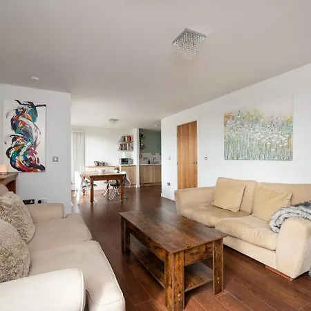 Modern 2 Bed In Edinburgh