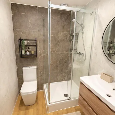 6-bedroom In The Heart Of West End Apartment *